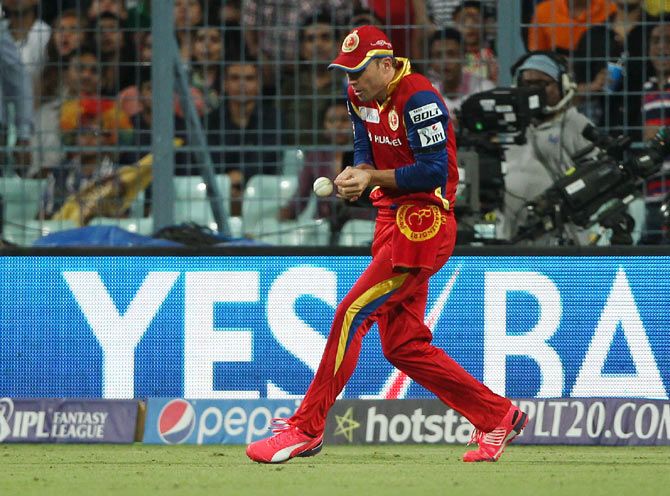 AB de Villiers of the Royal Challengers Bangalore drops the catch to gift Gautam Gambhir a life