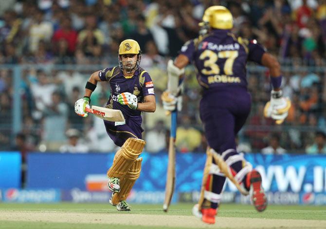 Kolkata Knight Riders' Gautam Gambhir and Robin Uthappa run between the wickets