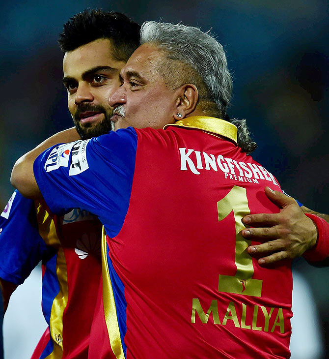 Virat Kohli celebrates with team owner Vijay Mallya