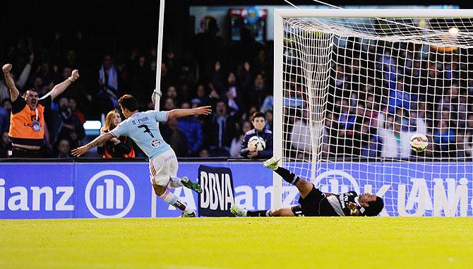 Santi Mina of Celta de Vigo celebrates after scoring the second goal against Real Madrid