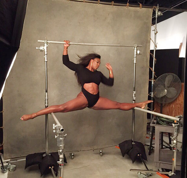 Serena Williams does a split