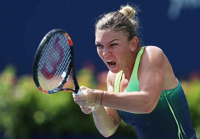  Romania'S Simona Halep plays a shot against Italy's Sara Errani on Saturday