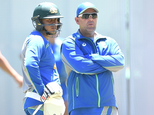 Australia coach Darren Lehmann speaks to Usman Khawaja 
