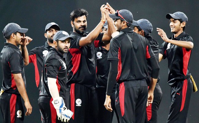 Gujarat bowler RP Singh with teammates 