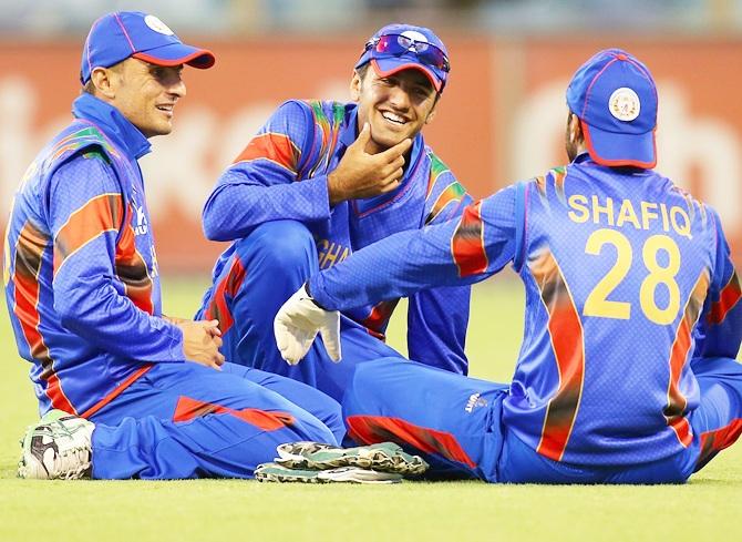  Nasir Jamal, Najibullah Zadran and Shafiqullah Shafaq of Afghanistan chat