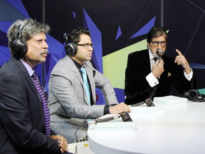 Amitabh Bachchan with kapil Dev, left, and Sanjay Manjrekar