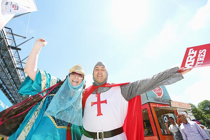 Fans arrive prior the 2015 ICC Cricket World Cup match between England and Australia at Melbourne Cricket Ground 