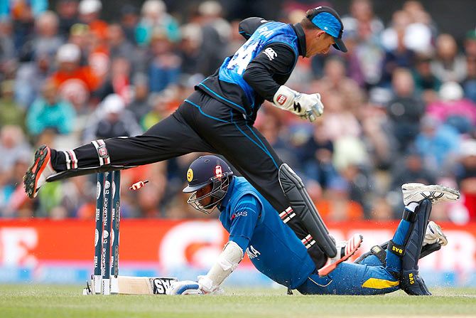 Angelo Mathews of Sri Lanka dives into make his ground as Luke Ronchi of New Zealand runs through during their match at Hagley Oval in Christchurch on February 14