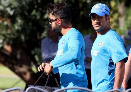 Virat Kohli (left) with Mahendra Singh Dhoni.