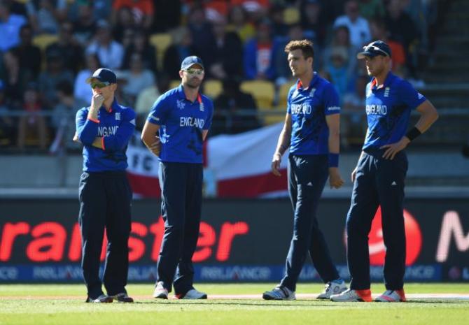 England captain Eoin Morgan talks with bowler