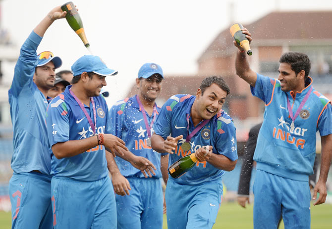 India's Stuart Binny (centre) celebrates  with teammates