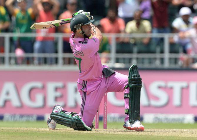 AB de Villiers smashes a six 