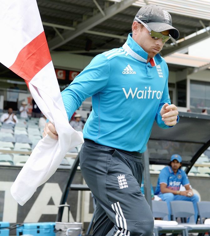Ian Bell of England runs on to the field 