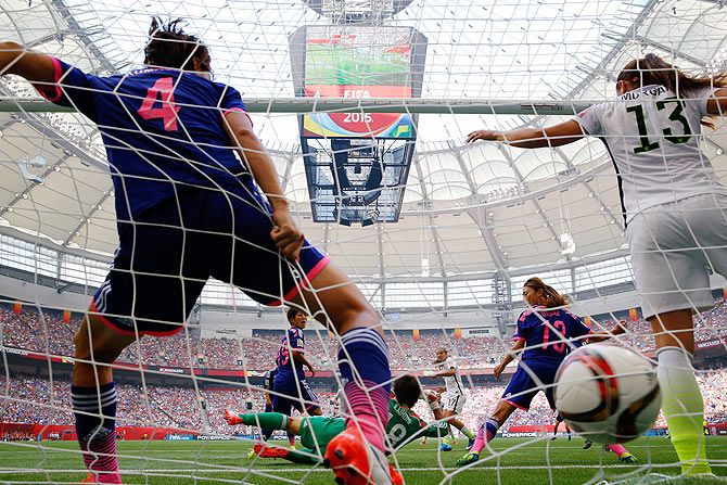 Tobin Heath #17 of the United States scores on a shot past Japanese 'keeper Ayumi Kaihori. Photograph: Kevin C. Cox/Getty Images