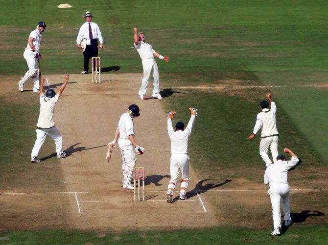 Shane Warne and the Australian players celebrates the wicket of Andrew Flintoff (on strike) during the third Test match at the Oval, on September 12, 2005