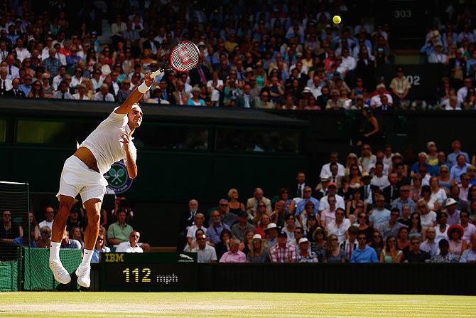 Roger Federer serves against Andy Murray