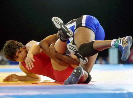 India's Sakshi Malik (left) in action against Aminat Adeniyi of Nigeria