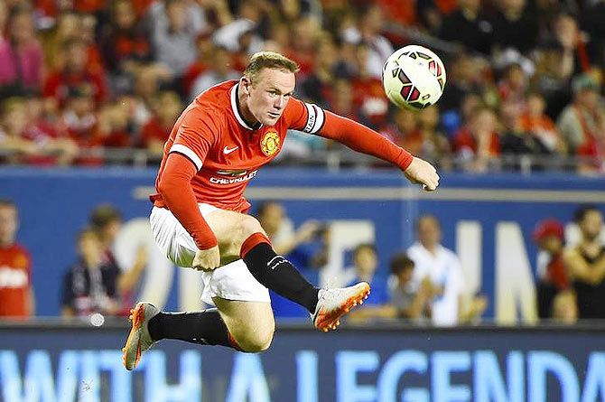 Manchester United forward Wayne Rooney (10) kicks the ball against Paris Saint-Germain during the second half at Soldier Field 