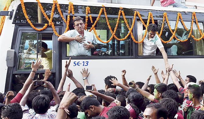 Fans mob the Mohun Bagan team bus