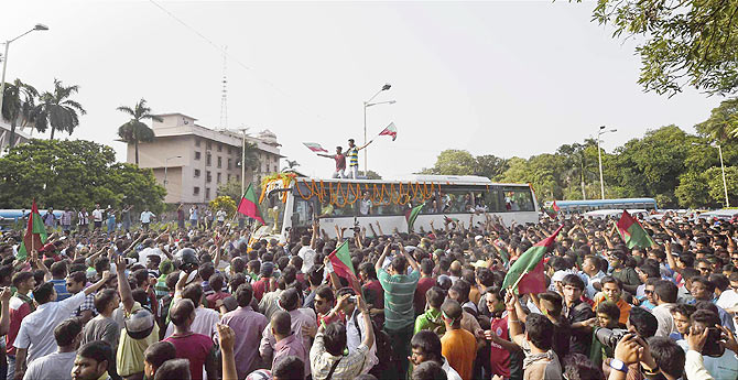 A sea of Mohun Bagan fans line the streets of Kolkata as they welcome the victorious team