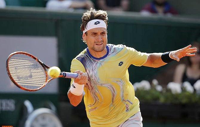 David Ferrer returns the ball to Andy Murray.