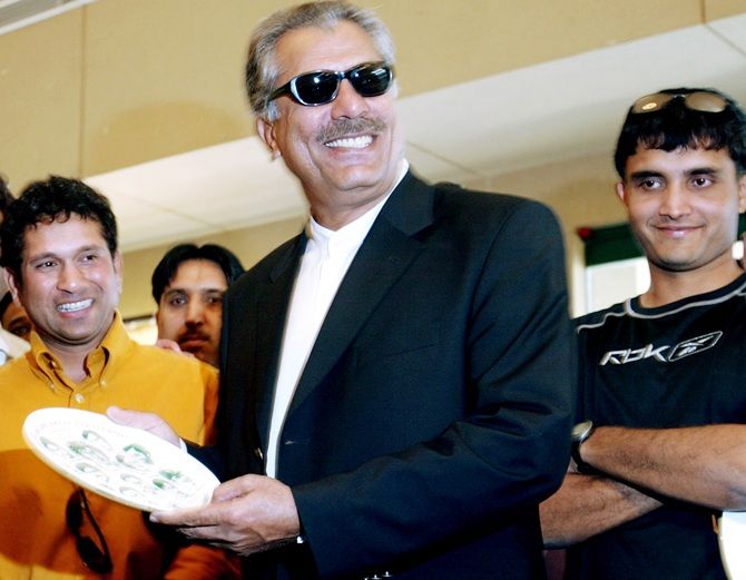 Former Pakistan cricketer Zaheer Abbas (centre)