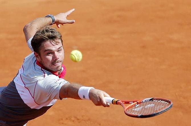 Stan Wawrinka returns the ball to Jo-Wilfried Tsonga