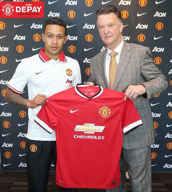 Manchester United manager Louis van Gaal presents a Manchester United jersey to the club's new signing Memphis Depay