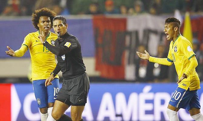 Brazil's Willian (left) and Neymar argue with referee Roberto Garcia Orozco during their match against Peru