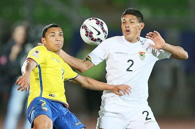 Ecuador's Jefferson Montero (left) challenges Bolivia's Miguel Hurtado during their first round Copa America 2015 match at Estadio Elias Figueroa Brander in Valparaiso, Chile on Monday