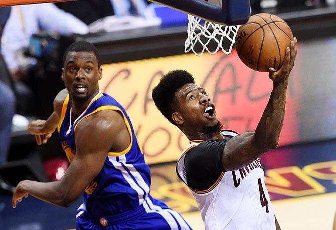 Cleveland Cavaliers' Iman Shumpert goes up against Golden State Warriors' Harrison Barnes