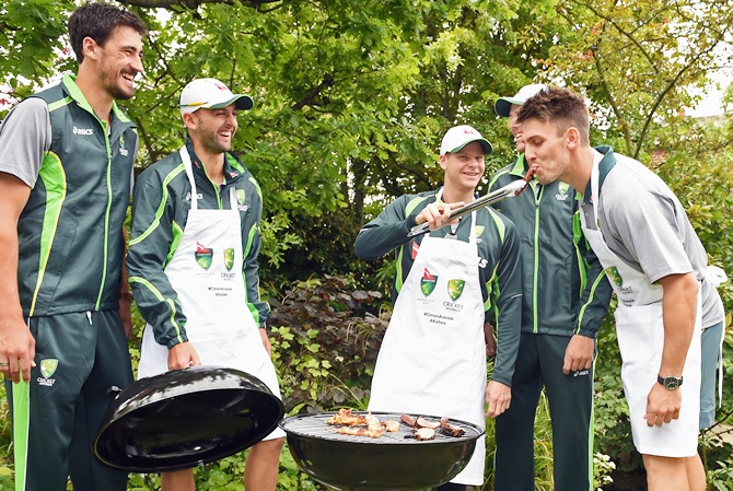 Steve Smith feeds Mitchell Marsh 