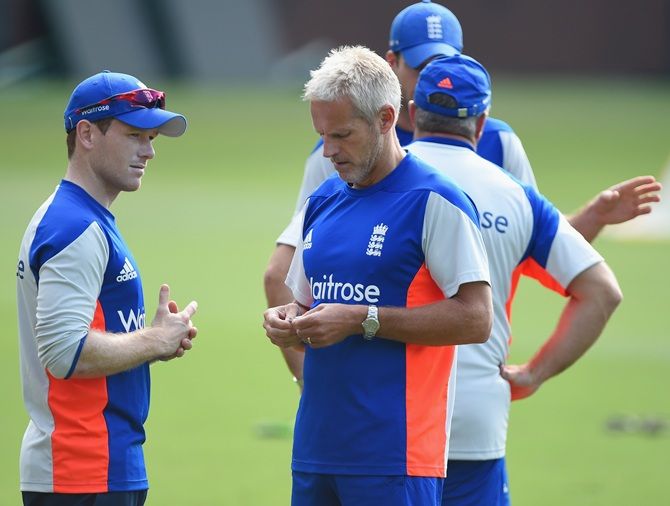 England coach Peter Moores talk with captain Eoin Morgan