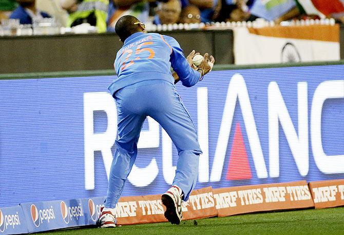 Shikhar Dhawan juggles the ball but takes the catch to dismiss Mahmudullah