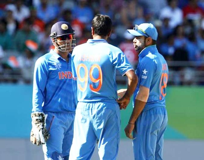 Ravichandran Ashwin, centre, with Mahendra Singh Dhoni, left, and Virat Kohli.