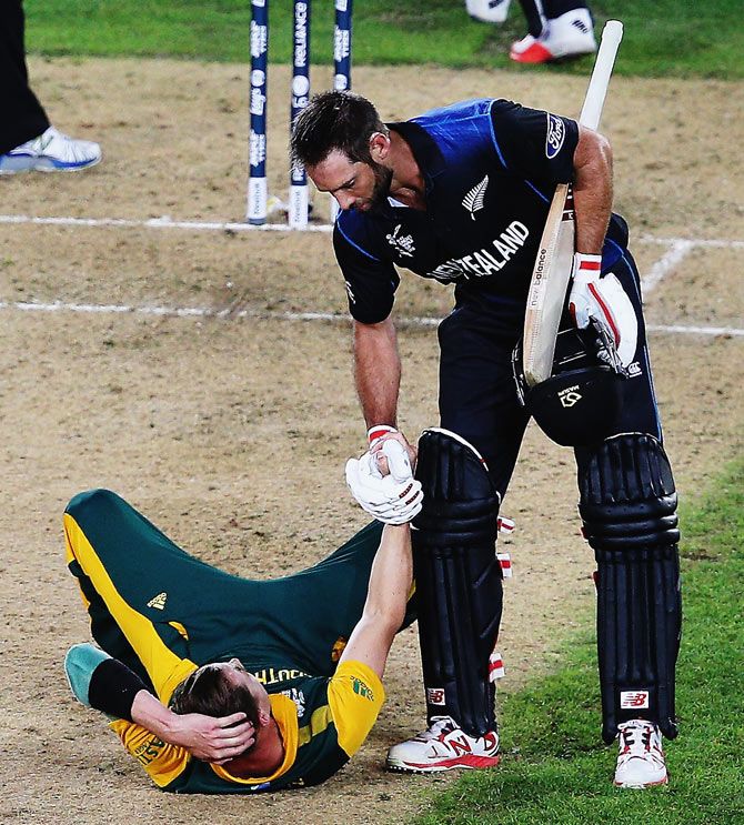 Grant Elliott (right) helps Dale Steyn up after the semi-final match