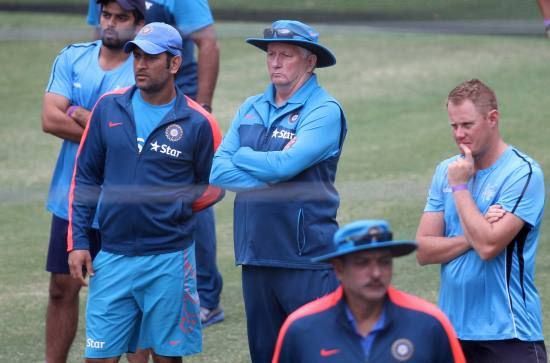 Duncan Fletcher speaks to India captain Mahendra Singh Dhoni during a practice session