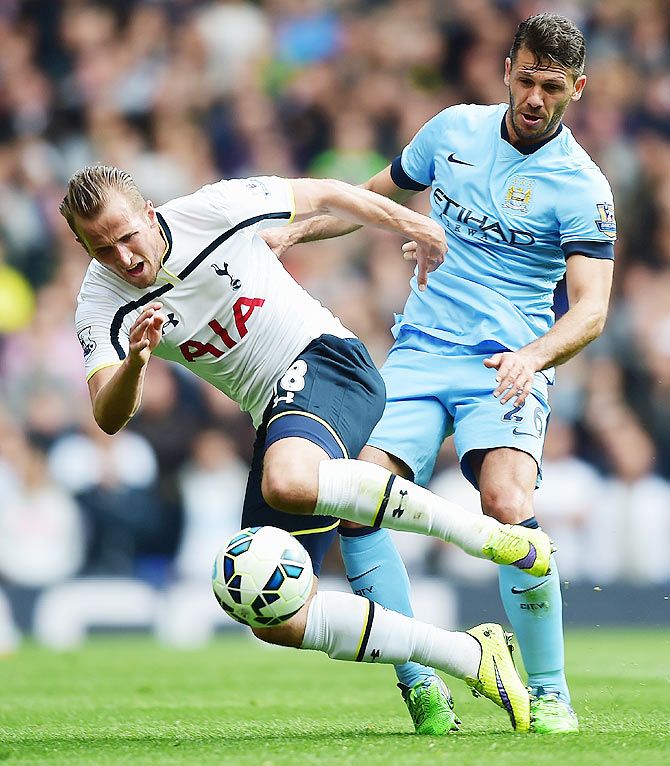  Harry Kane of Tottenham Hotspur is challenged by Martin Demichelis of Manchester City 