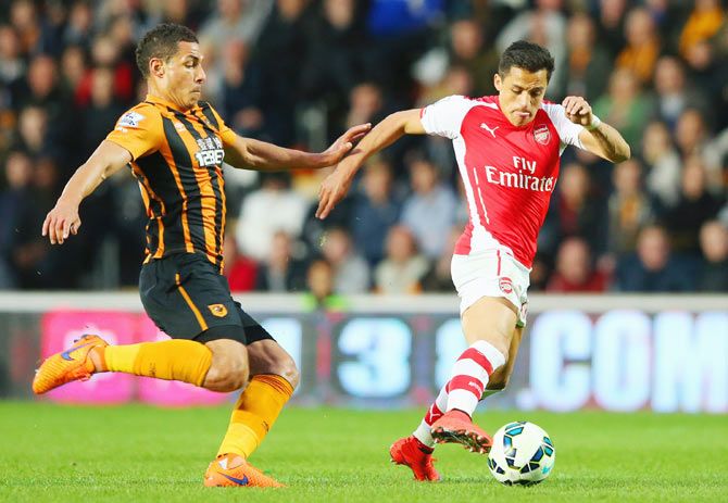 Alexis Sanchez of Arsenal takes on Jake Livermore of Hull City as they vie for possession