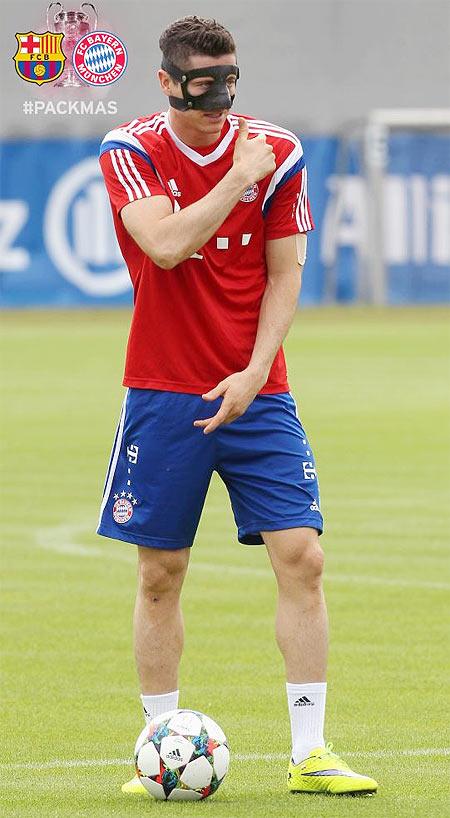 Bayern Munich's striker Robert Lewandowski in a protective face mask at a team training session on Monday