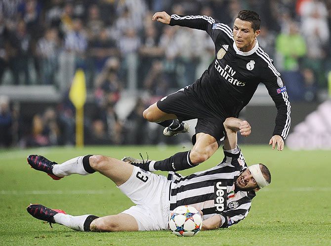 Juventus' Giorgio Chiellini challenges Real Madrid's Cristiano Ronaldo