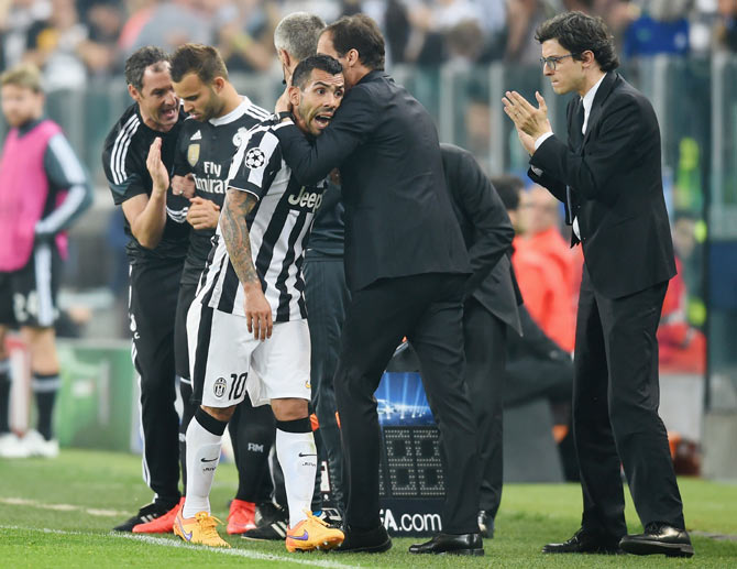 Juventus' Carlos Tevez is embraced by Juventus manager Massimiliano Allegri
