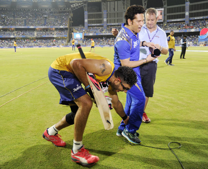 Delhi Daredevils' Yuvraj Singh and Sachin Tendulkar share a light moment