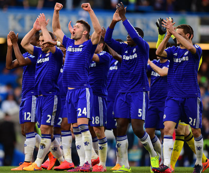 Chelsea's players celebrate their victory against Manchester United