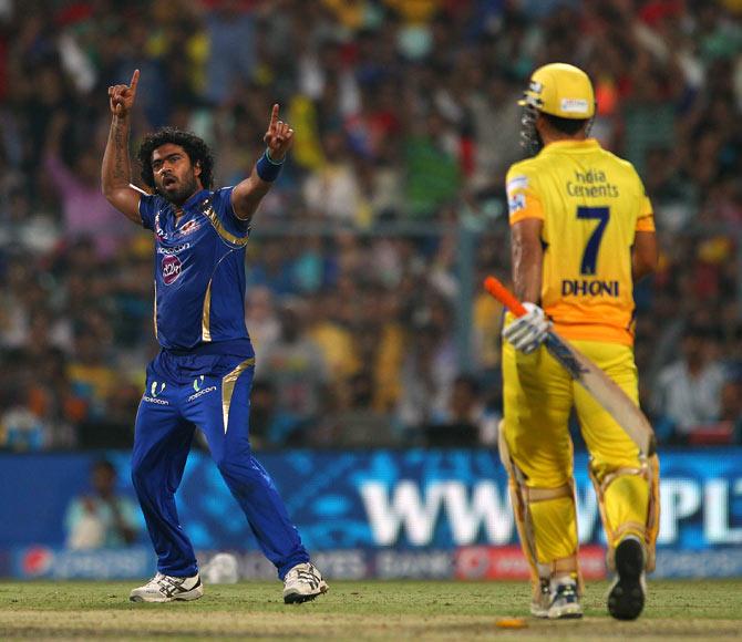 Lasith Malinga celebrates the wicket of Mahendra Singh Dhoni