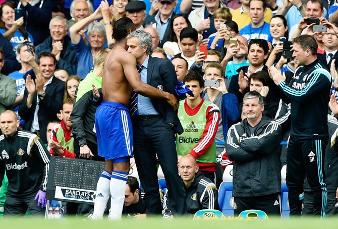Chelsea manager Jose Mourinho hugs Didier Drogba as he is replaced by Diego Costa