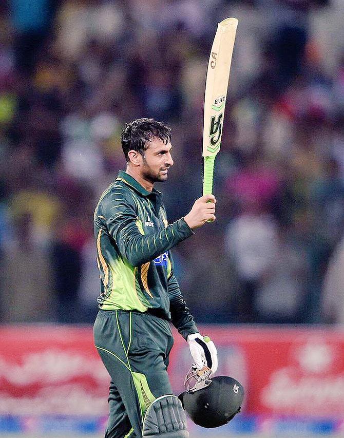 Shoaib MaliK acknowledges the crowd on reaching his century against Zimbabwe on Tuesday