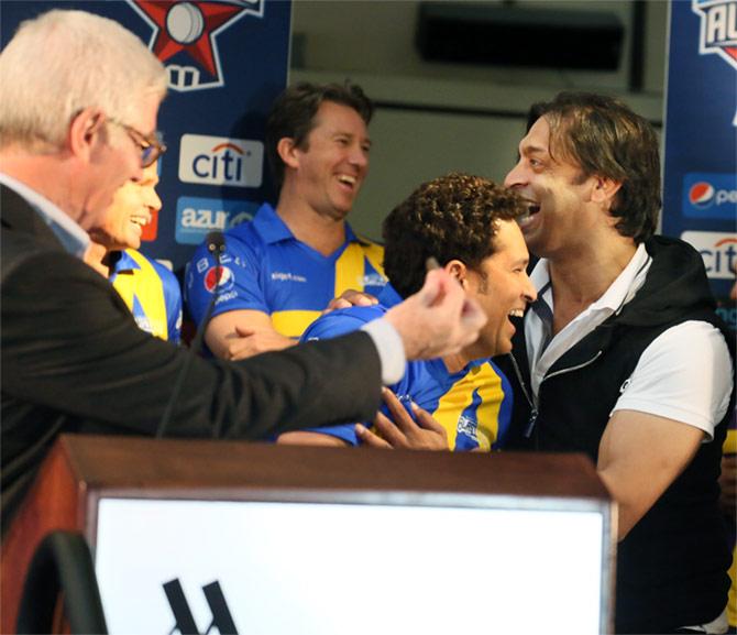 Shoaib Akhtar hugs Sachin Tendulkar while Glenn McGrath is very amused.