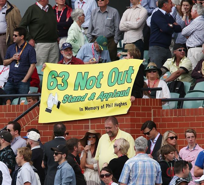 Spectators pay tribute to former cricketer Phillip Hughes 