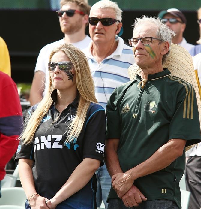 Spectators pay tribute to former cricketer Phillip Hughes 